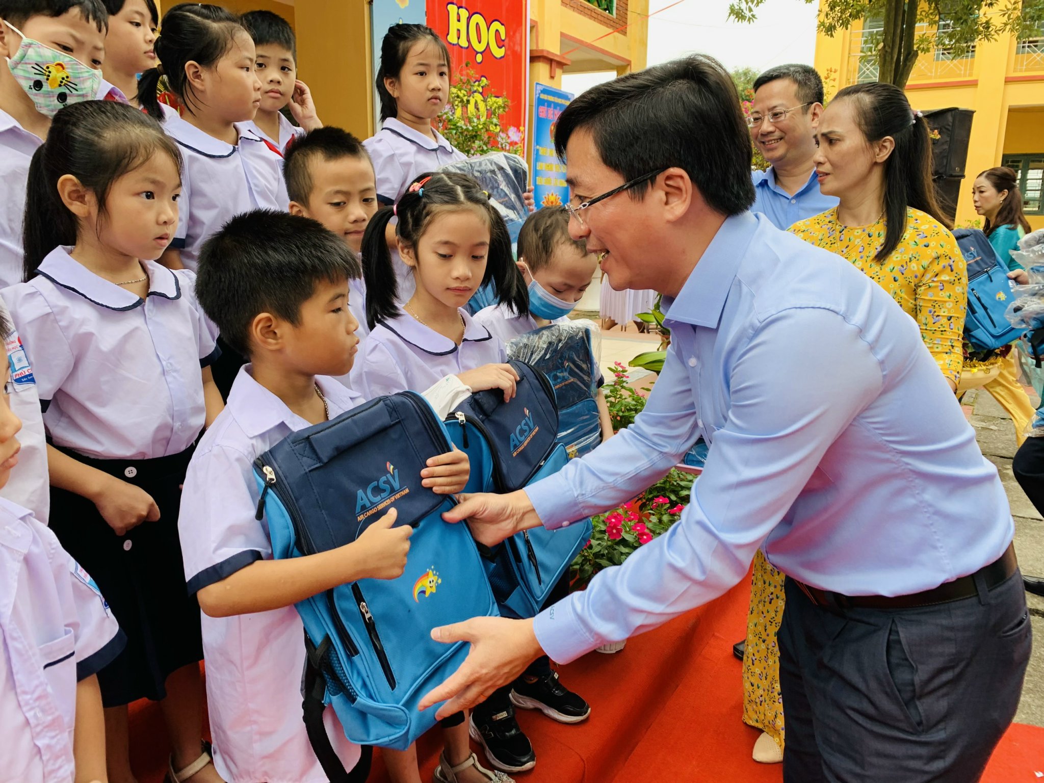 “Trao yêu thương trong mùa khai trường” - ACSV tặng cặp sách cho học sinh có hoàn cảnh khó khăn